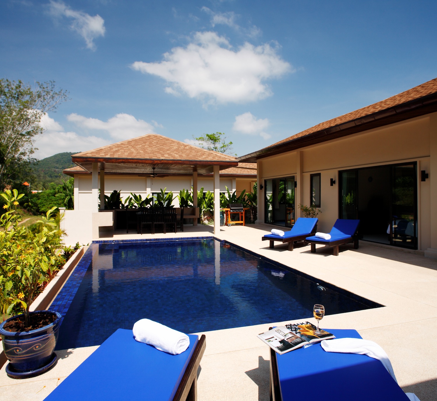 Шикарная вилла с 4 спальнями и с видом на бассейн в проекте Зе Виллас, на пляже Найхарн