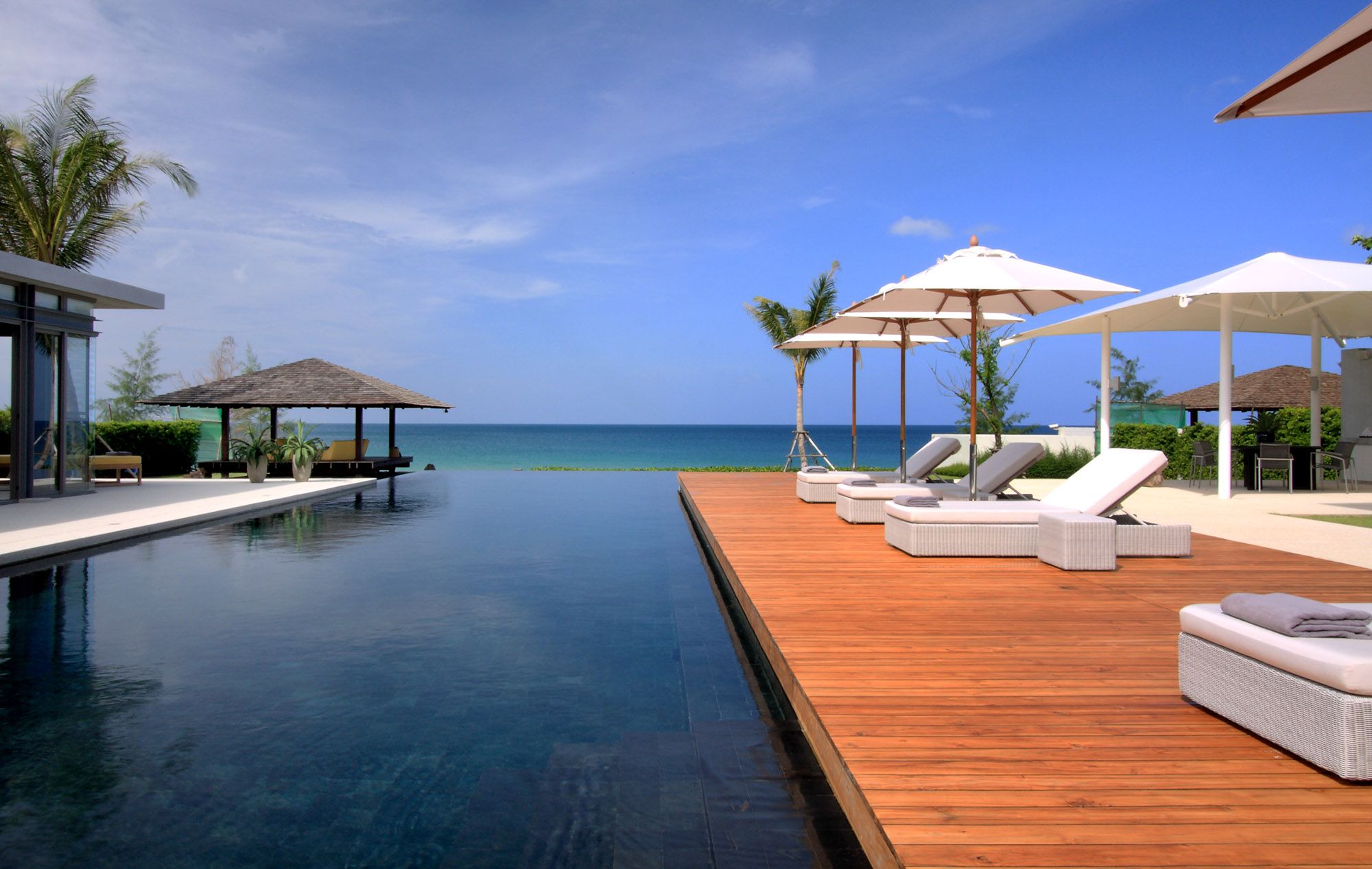 Комфортабельная вилла премиум класса с 6 спальнями и с видом на море в проекте Сава виллаc, на пляже Натай