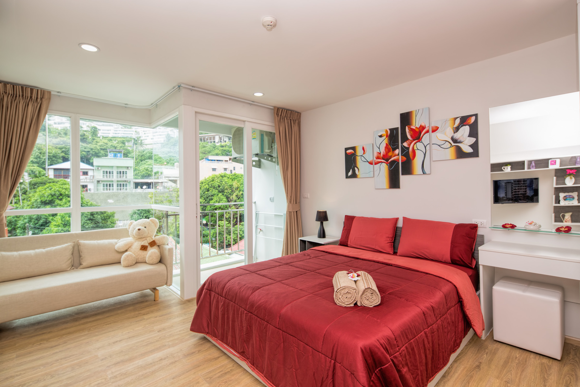 Великолепные апартаменты студия и с видом на город в проекте Ката Озон, на пляже Ката