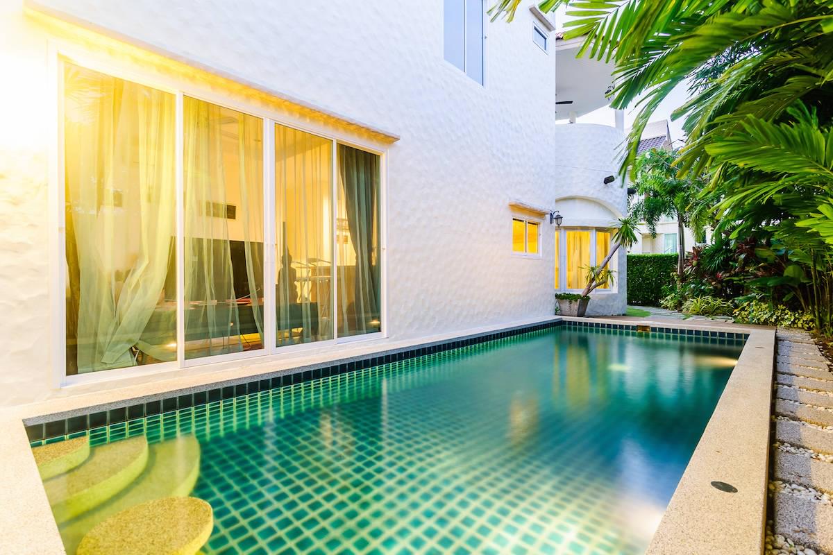 Сногсшибательная вилла с 3 спальнями и с видом на бассейн в проекте Мед Вилладж, на пляже Равай