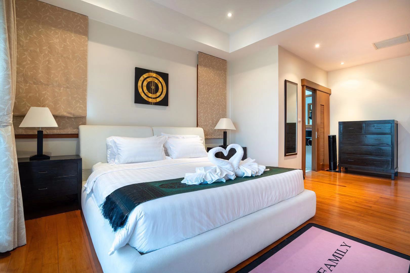 Модная вилла с 4 спальнями и с видом на озеро в проекте Ангсана Виллас Резорт, на пляже Бангтао/Лагуна (+ Видео обзор)