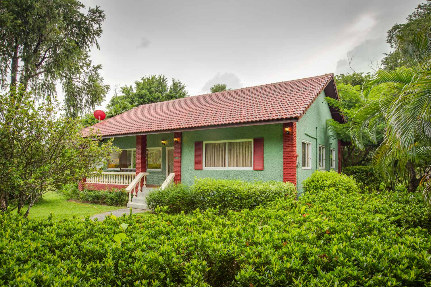 Роскошная вилла с 3 спальнями и с видом на сад, не далеко от моря, на пляже Чалонг