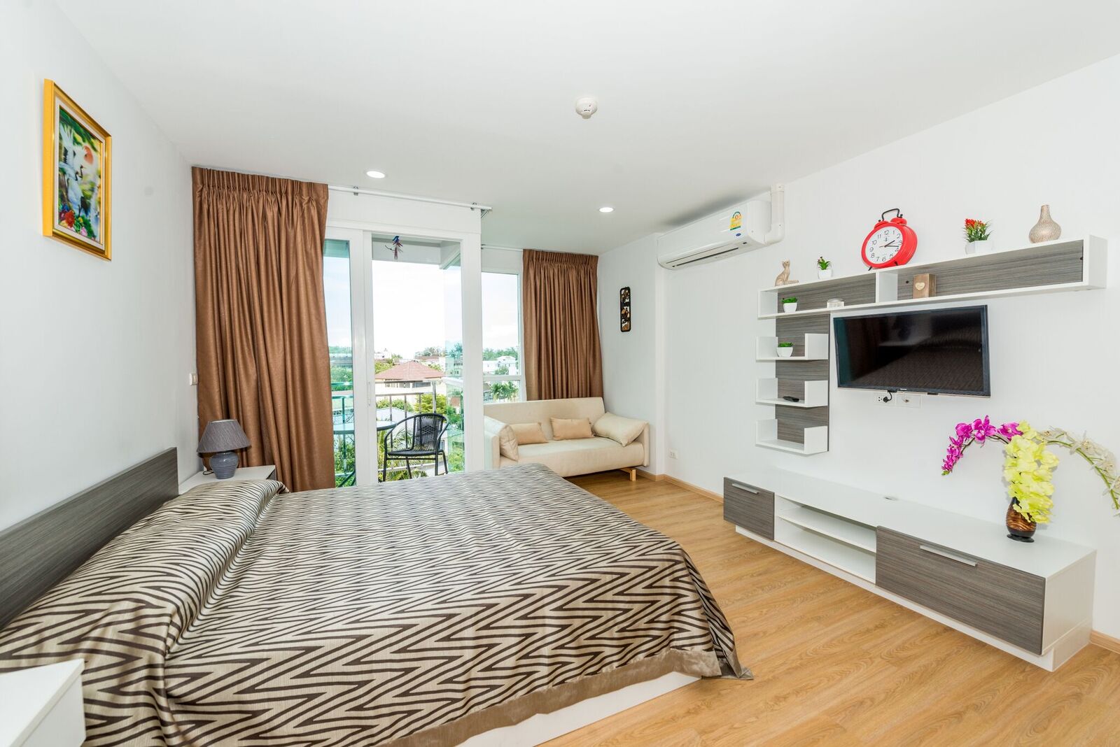 Удобные апартаменты студия и с видом на город в проекте Ката Озон, на пляже Ката