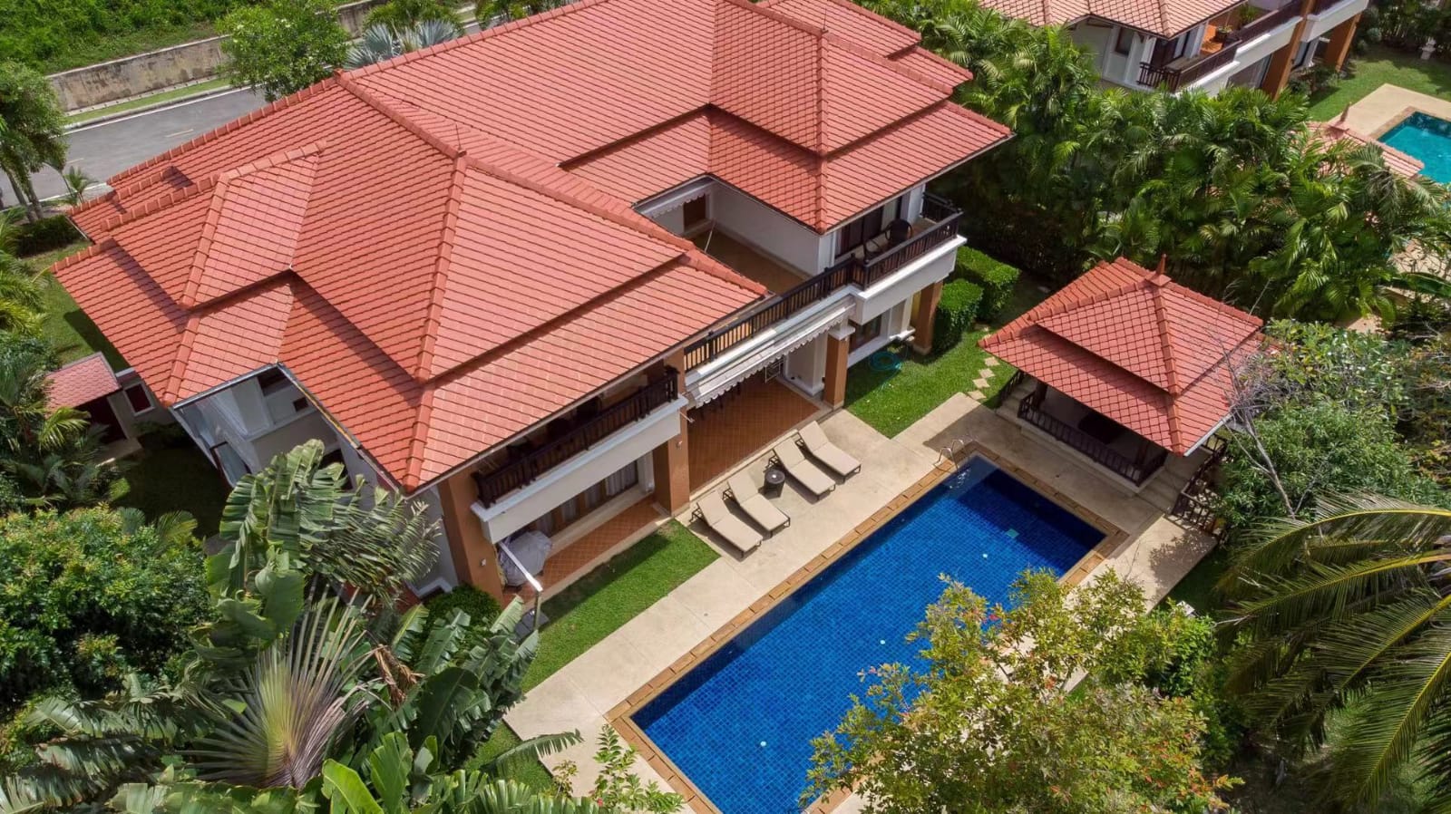 Модная вилла с 4 спальнями и с видом на озеро в проекте Ангсана Виллас Резорт, на пляже Бангтао/Лагуна (+ Видео обзор)