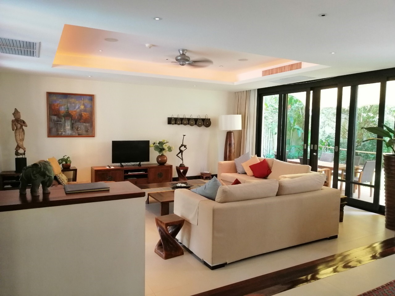 Cтильная вилла с 4 спальнями и с видом на бассейн, не далеко от моря в проекте Чом Таван, на пляже Бангтао/Лагуна (+ Видео обзор)