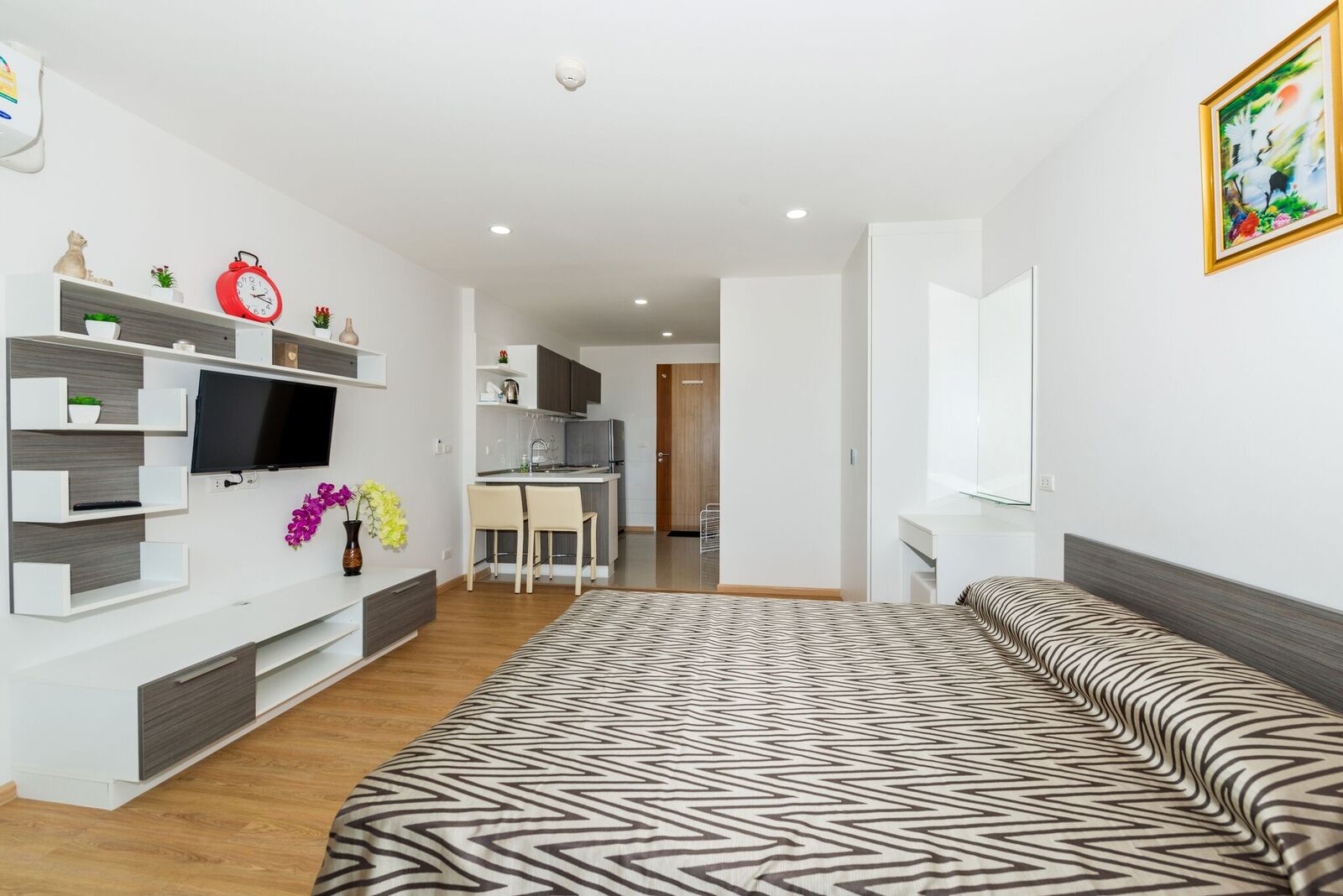 Удобные апартаменты студия и с видом на город в проекте Ката Озон, на пляже Ката