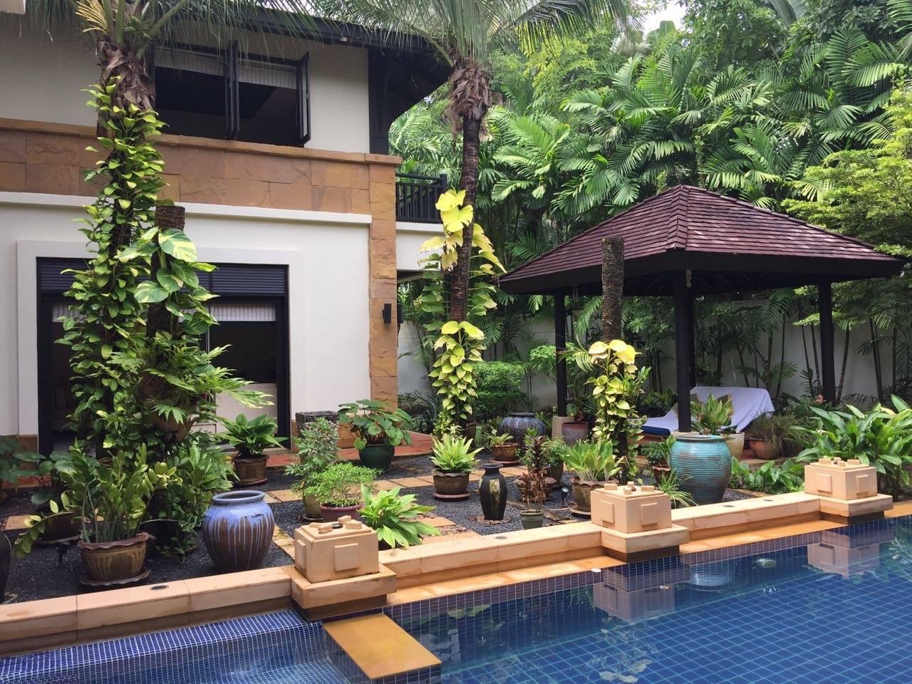 Модная вилла с 4 спальнями и с видом на бассейн, не далеко от моря в проекте Чом Таван, на пляже Бангтао/Лагуна (+ Видео обзор)