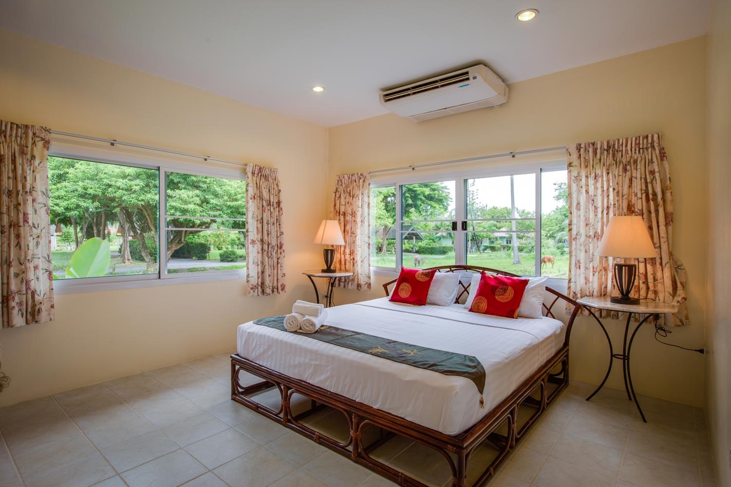 Роскошная вилла с 3 спальнями и с видом на сад, не далеко от моря, на пляже Чалонг