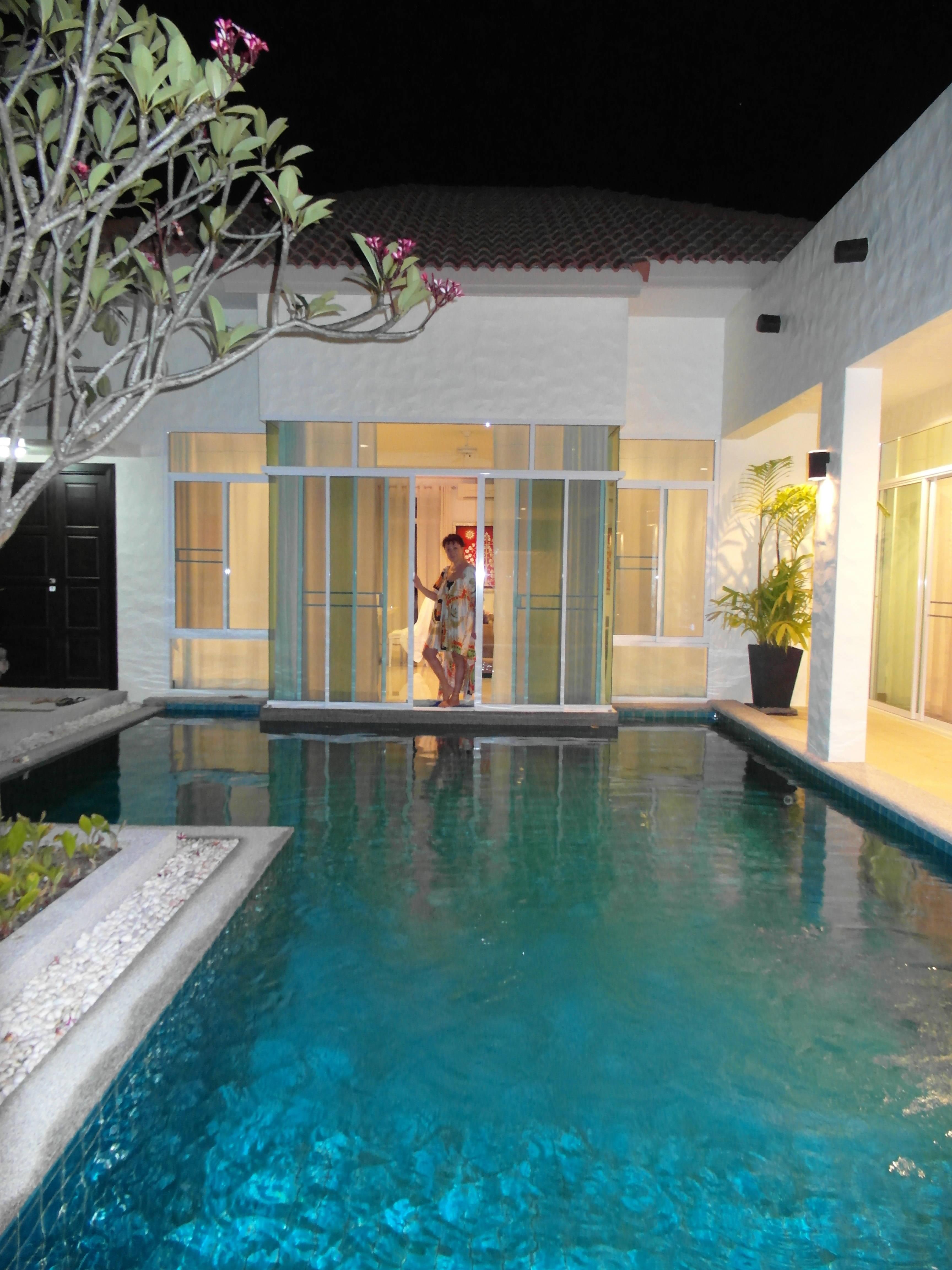 Роскошная вилла с 4 спальнями и с видом на бассейн в проекте Мед Вилладж, на пляже Равай