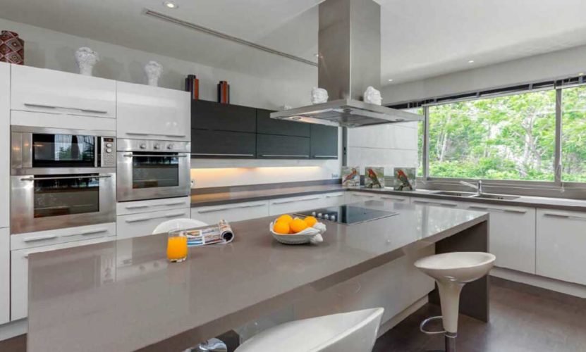 Восхитительная вилла премиум класса с 5 спальнями и с видом на море в проекте Ля Колин, на пляже Лаян 