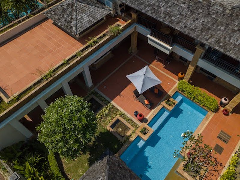 Сногсшибательная вилла с 3 спальнями и с видом на бассейн, не далеко от моря в проекте Чом Таван, на пляже Бангтао/Лагуна (+ Видео обзор)