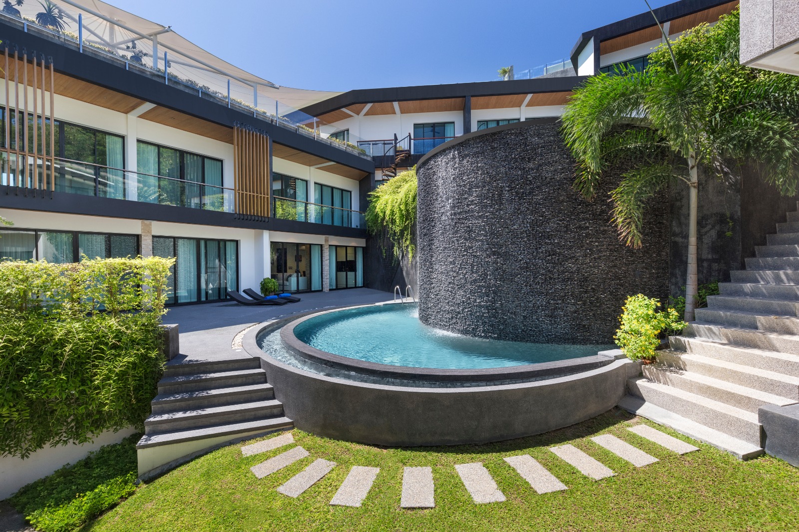 Удобные апартаменты с 3 спальнями и с видом на бассейн в проекте Пандора, на пляже Равай