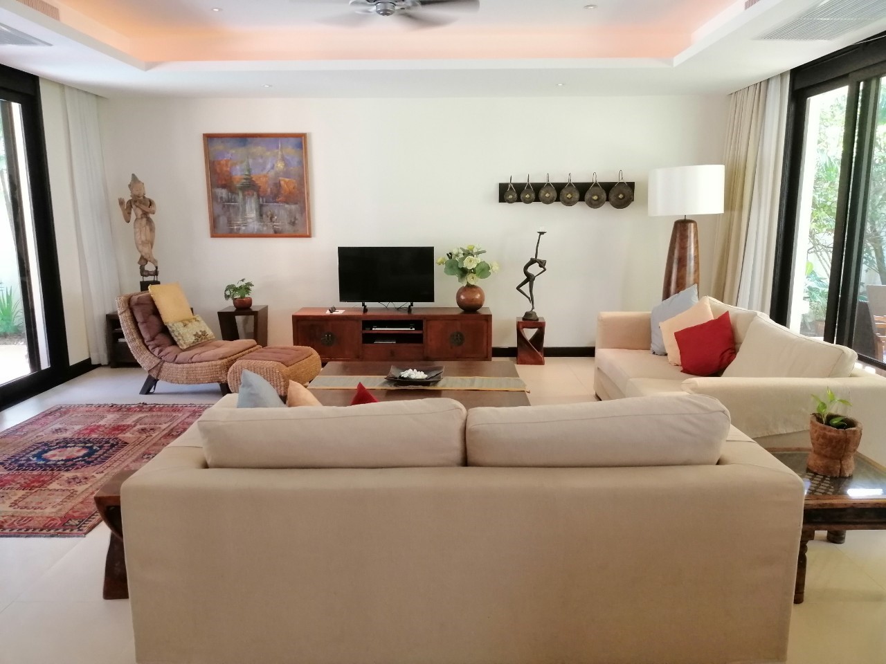 Cтильная вилла с 4 спальнями и с видом на бассейн, не далеко от моря в проекте Чом Таван, на пляже Бангтао/Лагуна (+ Видео обзор)