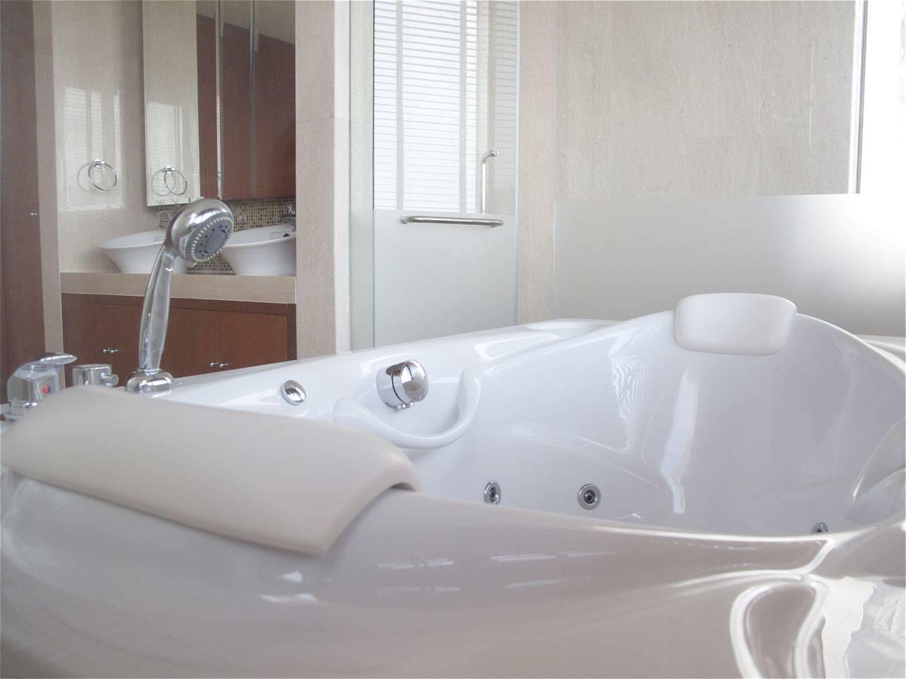 Роскошные апартаменты с 2 спальнями и с видом на горы в проекте Роял Пхукет Марина, на пляже Ко Кеу