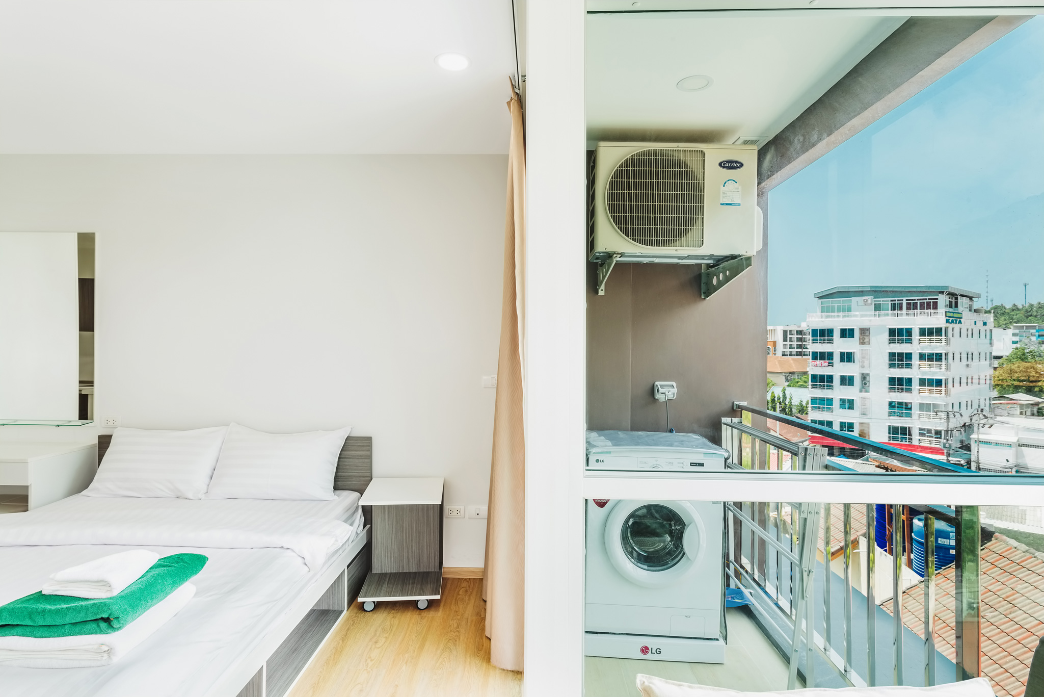 Комфортабельные апартаменты студия и с видом на город в проекте Ката Озон, на пляже Ката