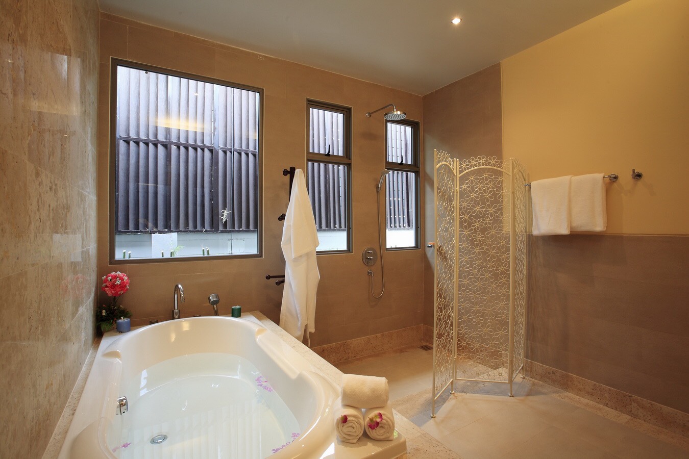 Комфортабельная вилла с 3 спальнями и с видом на бассейн в проекте Танод Эстэйт, на пляже Бангтао/Лагуна (+ Видео обзор)