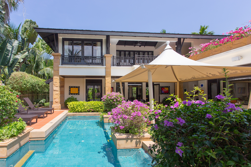 Модная вилла с 4 спальнями и с видом на бассейн, не далеко от моря в проекте Чом Таван, на пляже Бангтао/Лагуна (+ Видео обзор)