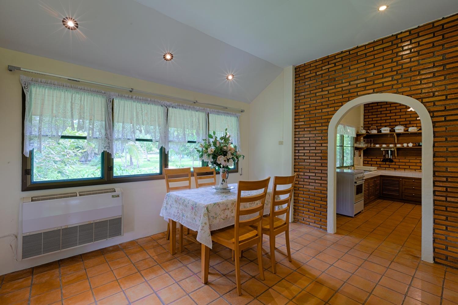 Шикарная вилла с 2 спальнями и с видом на сад, на пляже Чалонг