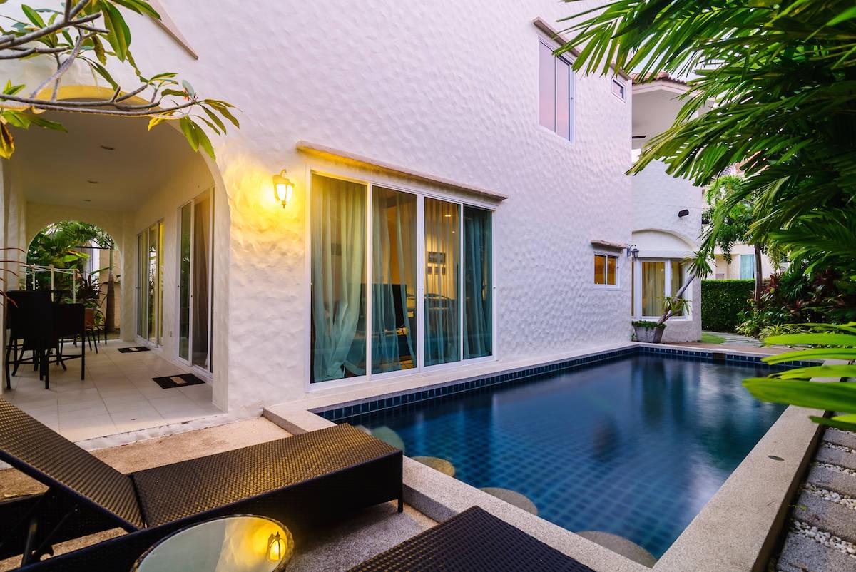 Сногсшибательная вилла с 3 спальнями и с видом на бассейн в проекте Мед Вилладж, на пляже Равай