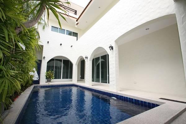 Сказочная вилла с 4 спальнями и с видом на бассейн в проекте Мед Вилладж, на пляже Равай