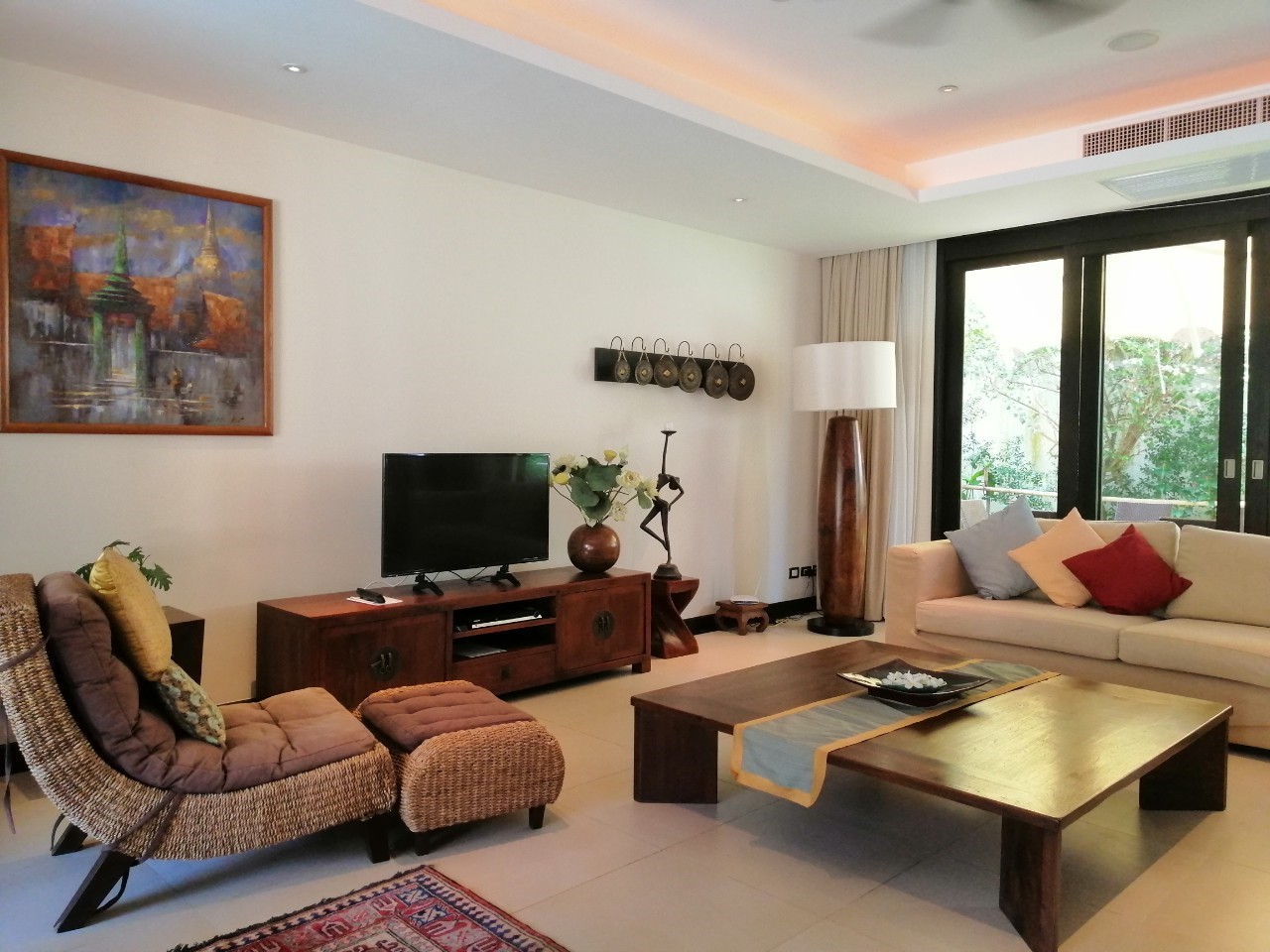 Cтильная вилла с 4 спальнями и с видом на бассейн, не далеко от моря в проекте Чом Таван, на пляже Бангтао/Лагуна (+ Видео обзор)