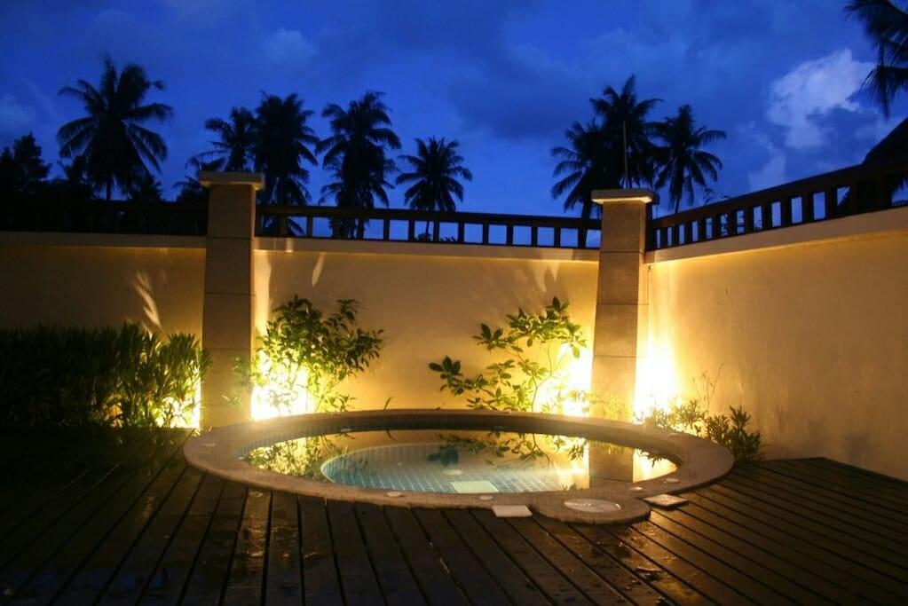 Удобная вилла с 4 спальнями и с видом на сад в проекте Роял Эстэйт, на пляже Найхарн