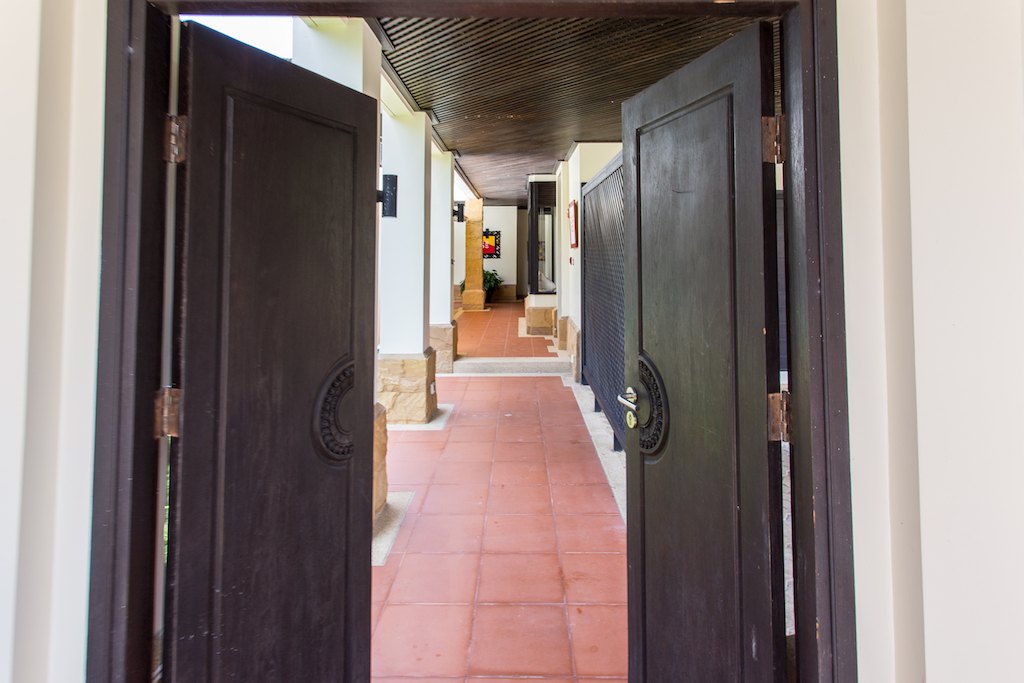 Модная вилла с 4 спальнями и с видом на бассейн, не далеко от моря в проекте Чом Таван, на пляже Бангтао/Лагуна (+ Видео обзор)