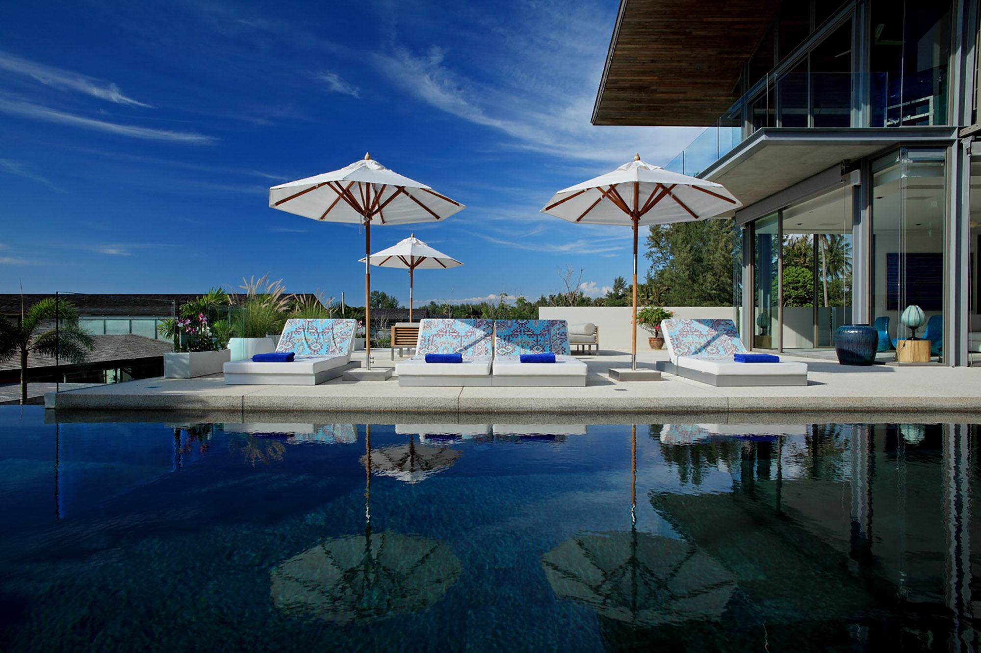 Cтильная вилла премиум класса с 4 спальнями и с видом на море в проекте Сава виллаc, на пляже Натай