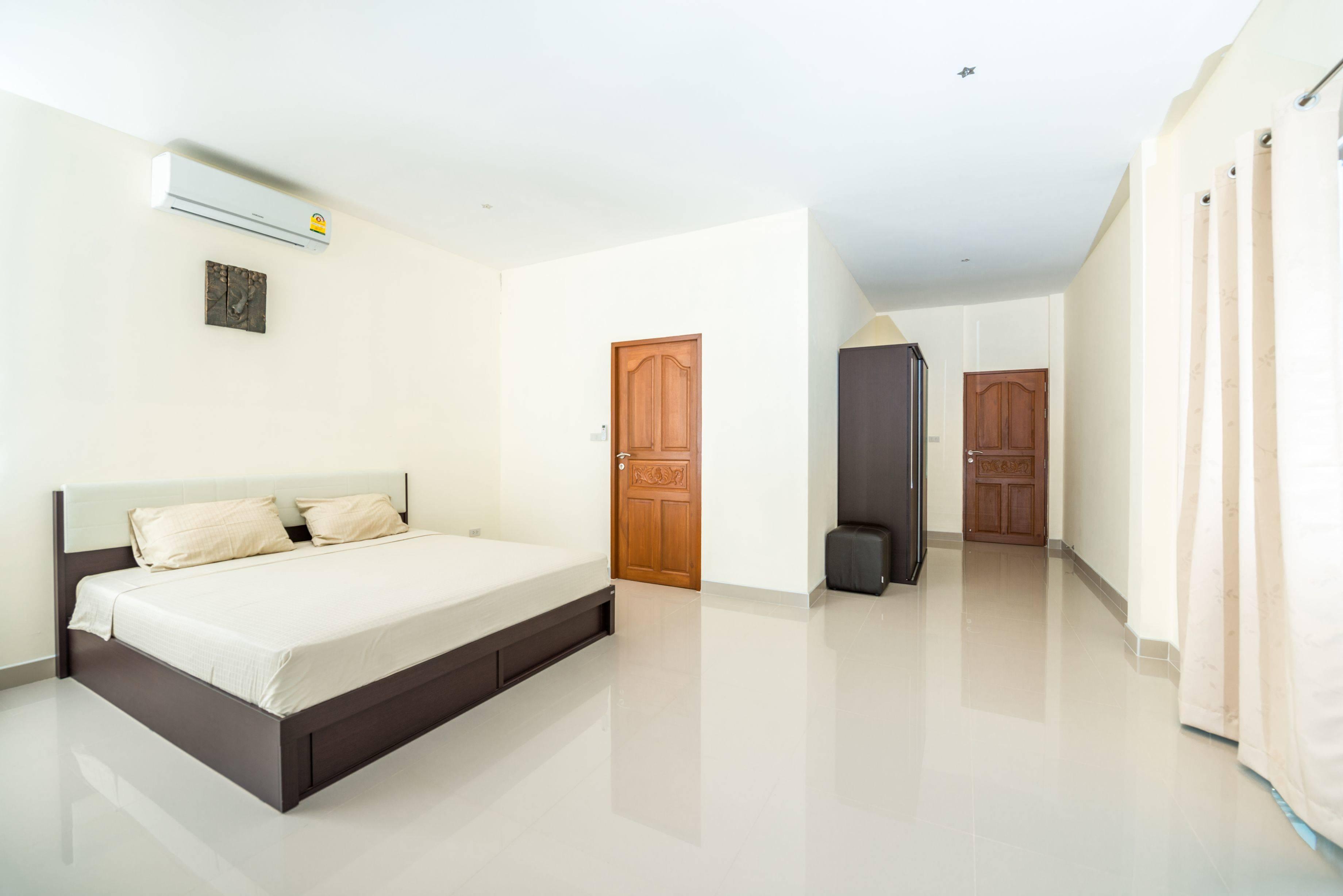 Cтильная вилла с 3 спальнями и с видом на бассейн в проекте Платинум Резиденс, на пляже Равай