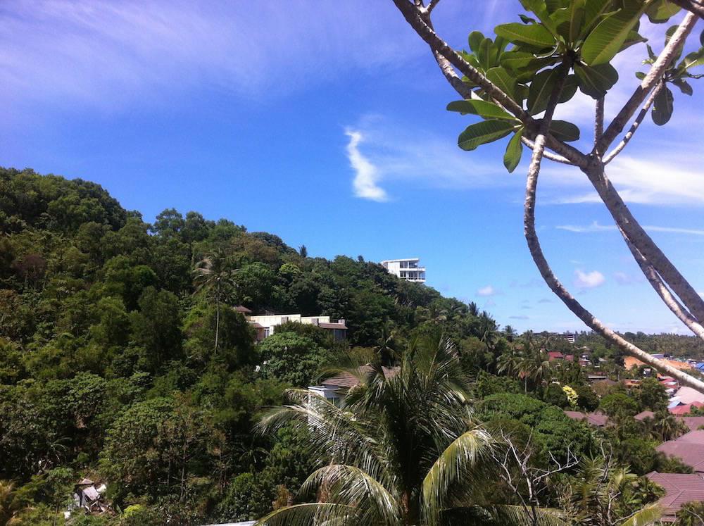 Восхитительные апартаменты с 2 спальнями и с видом на бассейн в проекте Карон Хилл, на пляже Карон