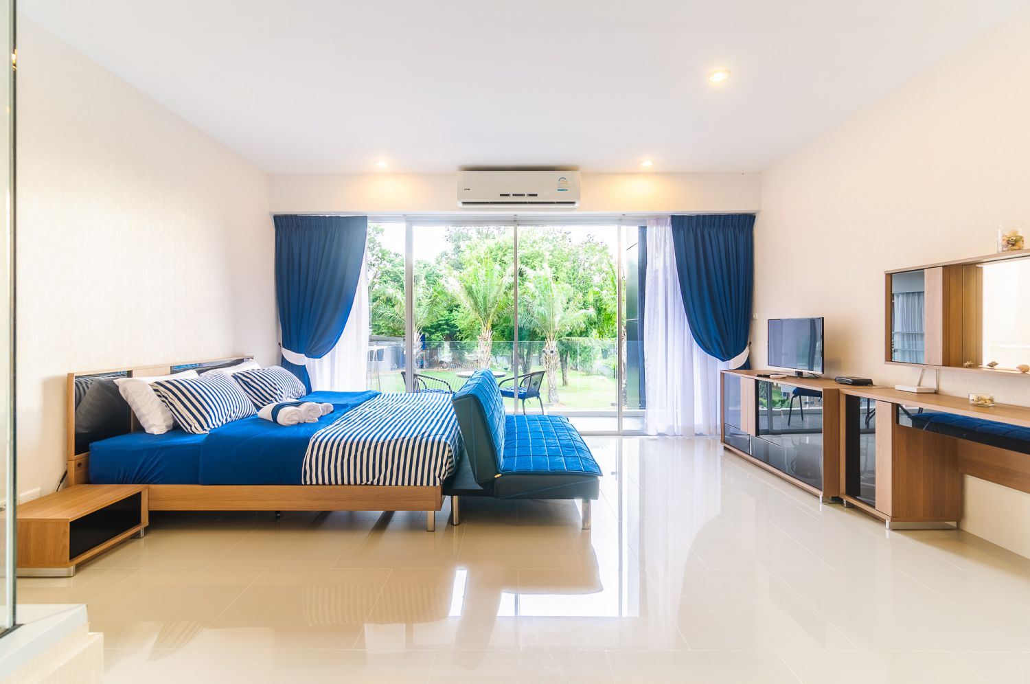 Модные апартаменты с 1 спальней и с видом на бассейн в проекте Карон Чик, на пляже Карон