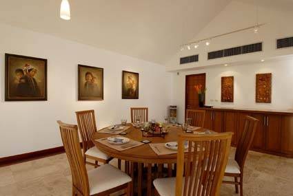 Удобная вилла с 4 спальнями и с видом на бассейн в проекте Равай Виллас, на пляже Равай