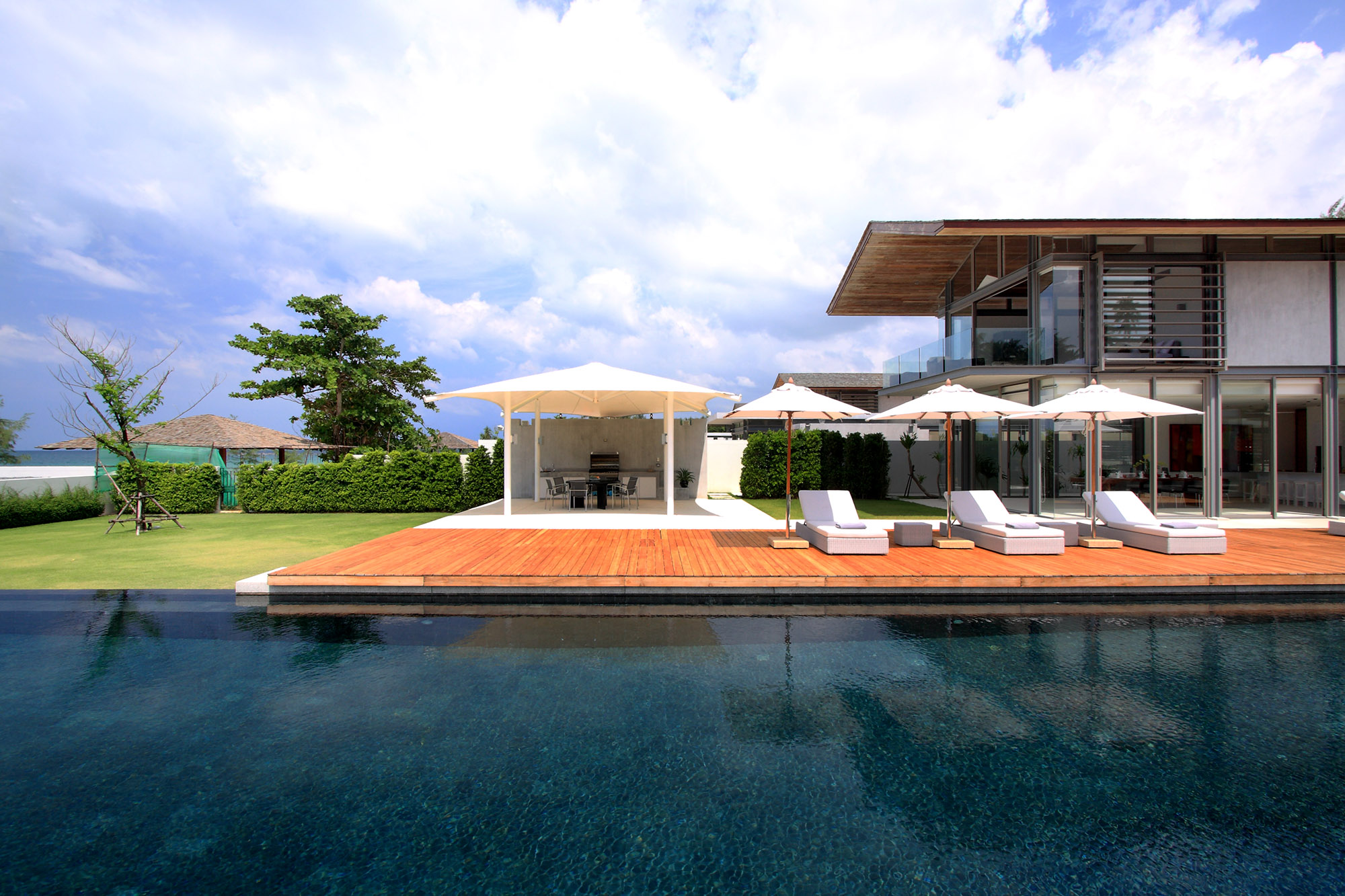 Комфортабельная вилла премиум класса с 6 спальнями и с видом на море в проекте Сава виллаc, на пляже Натай