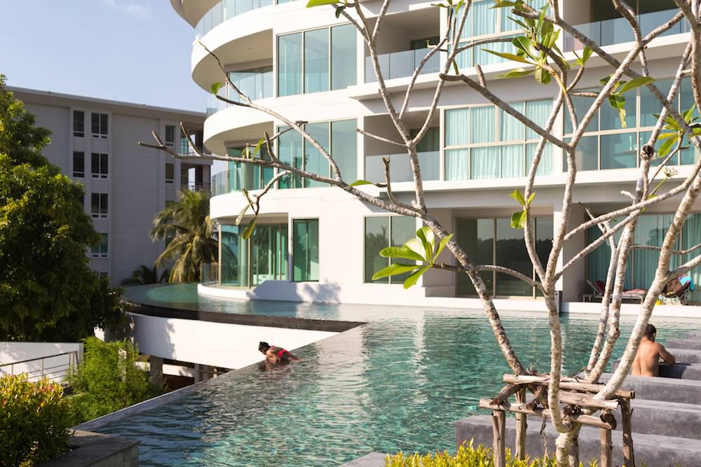 Восхитительные апартаменты с 2 спальнями и с видом на бассейн в проекте Карон Хилл, на пляже Карон