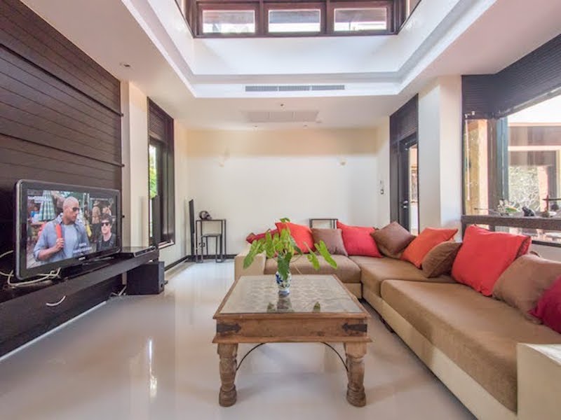 Сногсшибательная вилла с 3 спальнями и с видом на бассейн, не далеко от моря в проекте Чом Таван, на пляже Бангтао/Лагуна (+ Видео обзор)