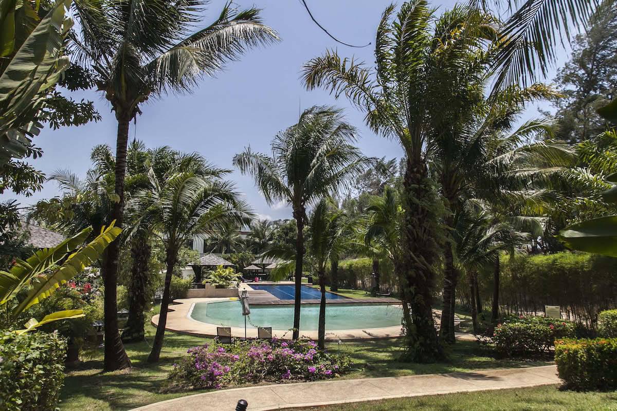 Превосходные апартаменты с 3 спальнями и с видом на сад, не далеко от моря в проекте Чом Таван, на пляже Бангтао/Лагуна (+ Видео обзор)