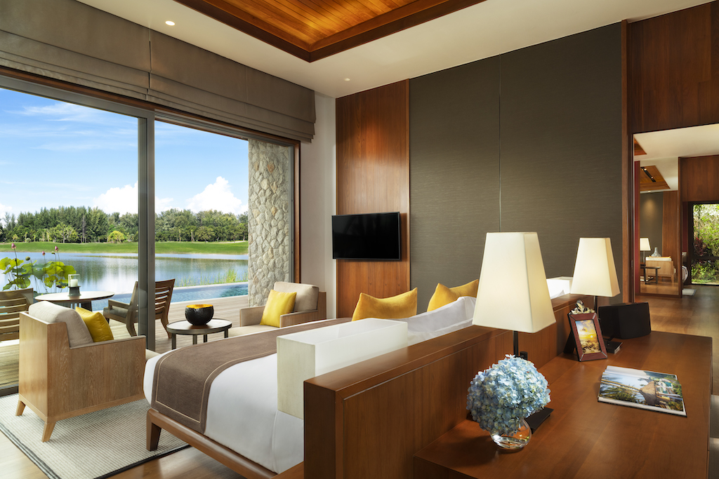 Великолепная вилла с 2 спальнями и с видом на озеро, на пляже Натай