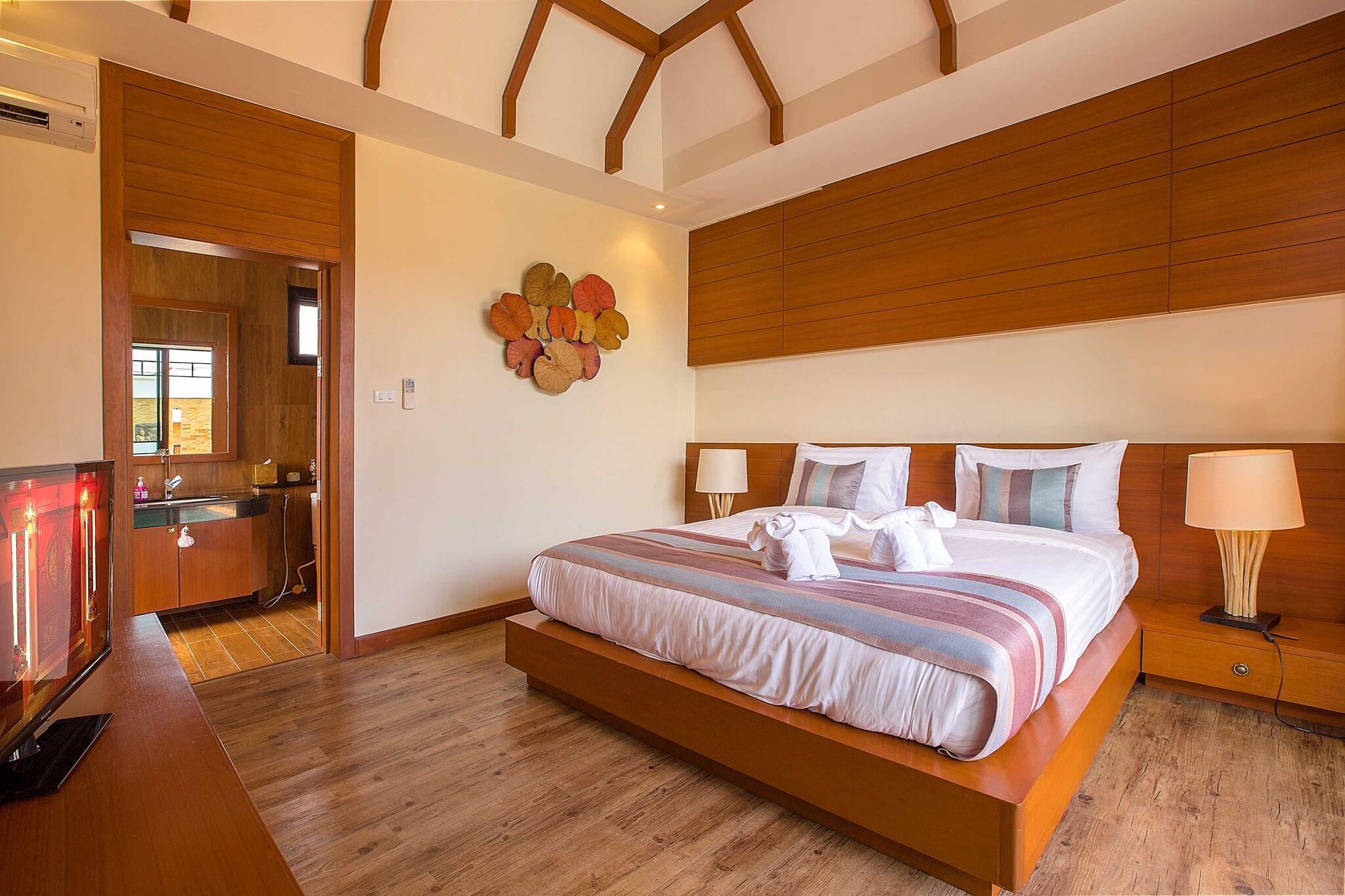 Модная вилла с 3 спальнями и с видом на бассейн в проекте Равай ВИП виллас, на пляже Равай