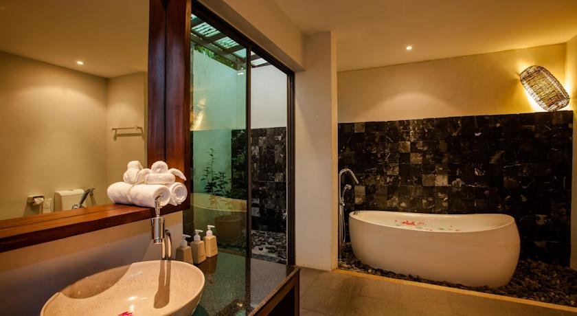 Cтильная вилла с 3 спальнями и с видом на бассейн в проекте Лав Лаян, на пляже Лаян 