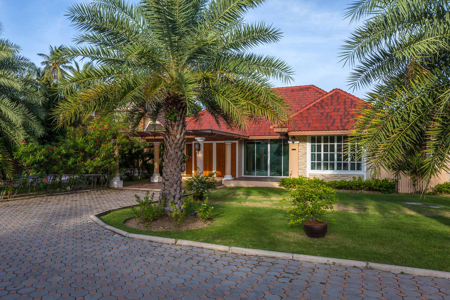 Прекрасная вилла с 3 спальнями и с видом на бассейн, не далеко от моря, на пляже Чалонг