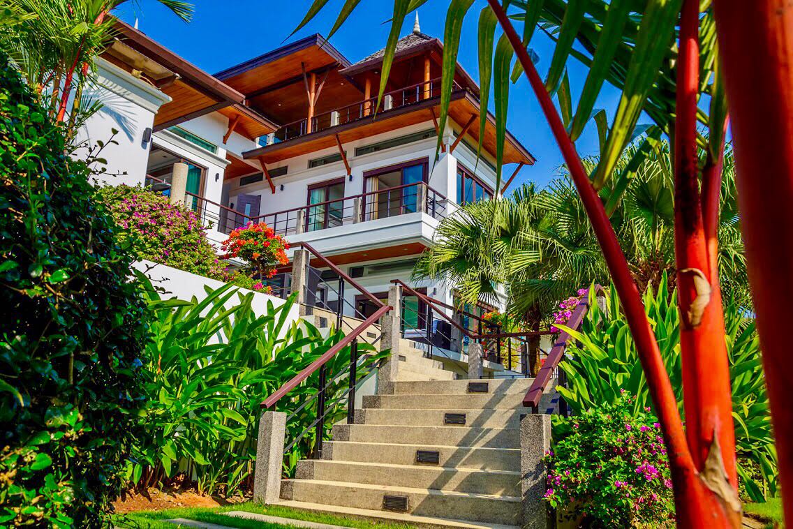 Великолепная вилла с 4 спальнями и с видом на море, на пляже Найхарн