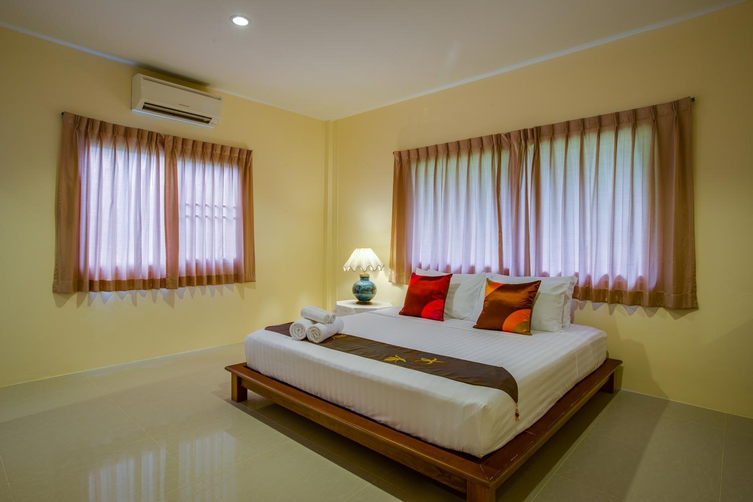 Роскошная вилла с 3 спальнями и с видом на сад, не далеко от моря, на пляже Чалонг