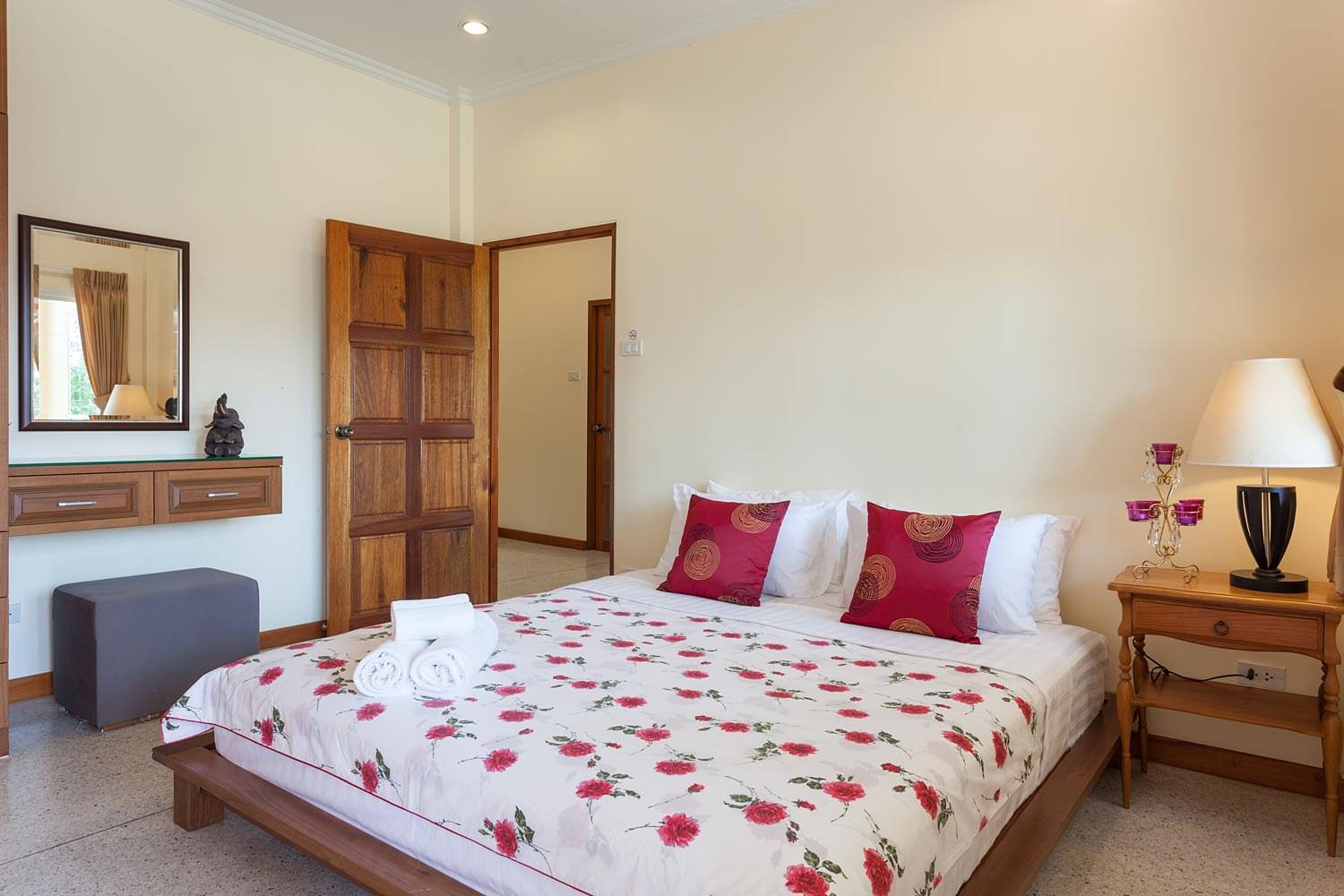 Сногсшибательная вилла с 4 спальнями и с видом на сад, на пляже Чалонг