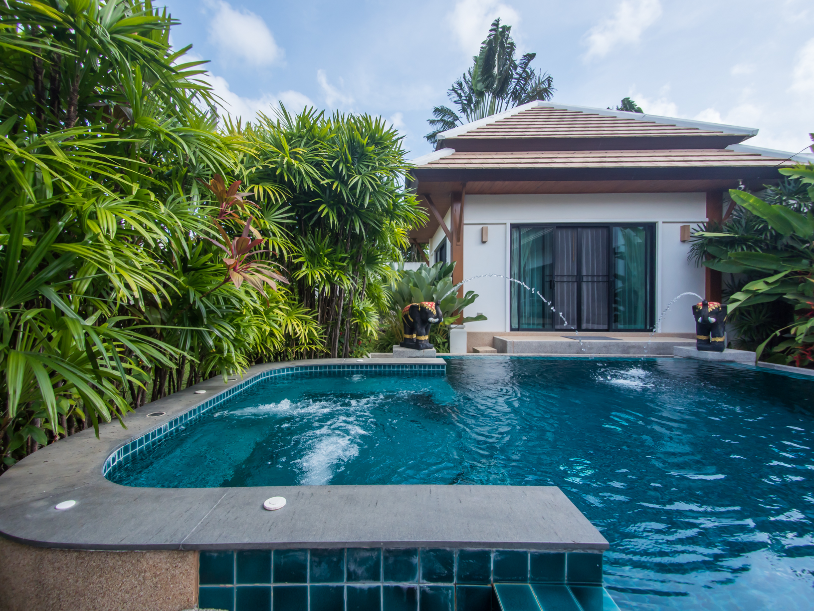 Прекрасная вилла с 3 спальнями и с видом на бассейн, на пляже Найхарн