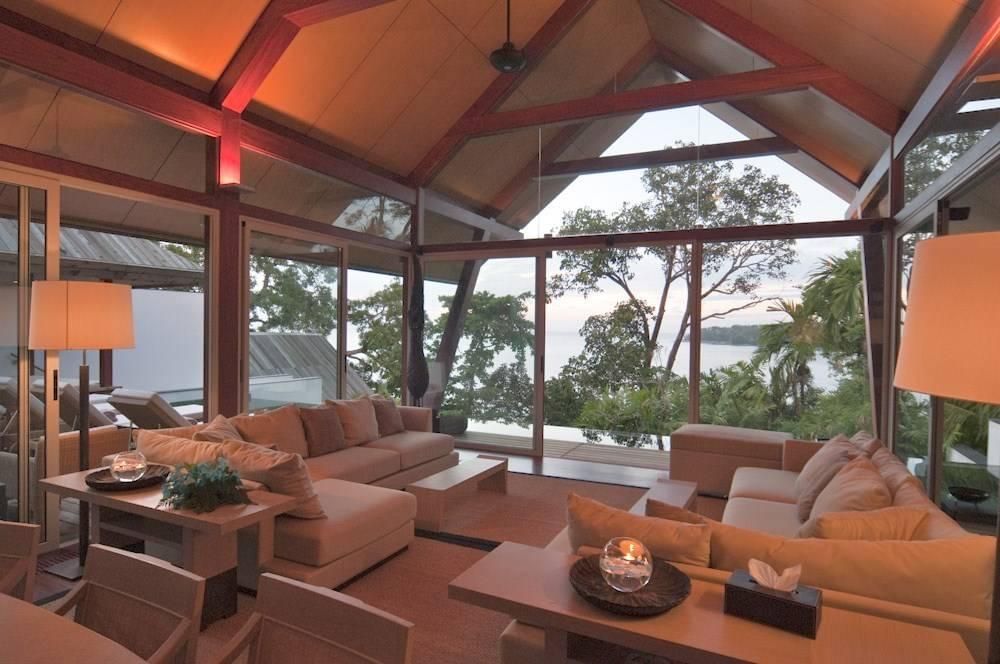 Прекрасная вилла премиум класса с 4 спальнями и с видом на море в проекте Аманпури, на пляже Сурин