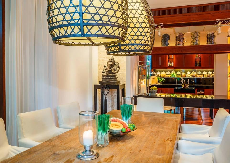 Модная вилла с 5 спальнями и с видом на озеро в проекте Сурин Спрингс, на пляже Сурин (+ Видео обзор)