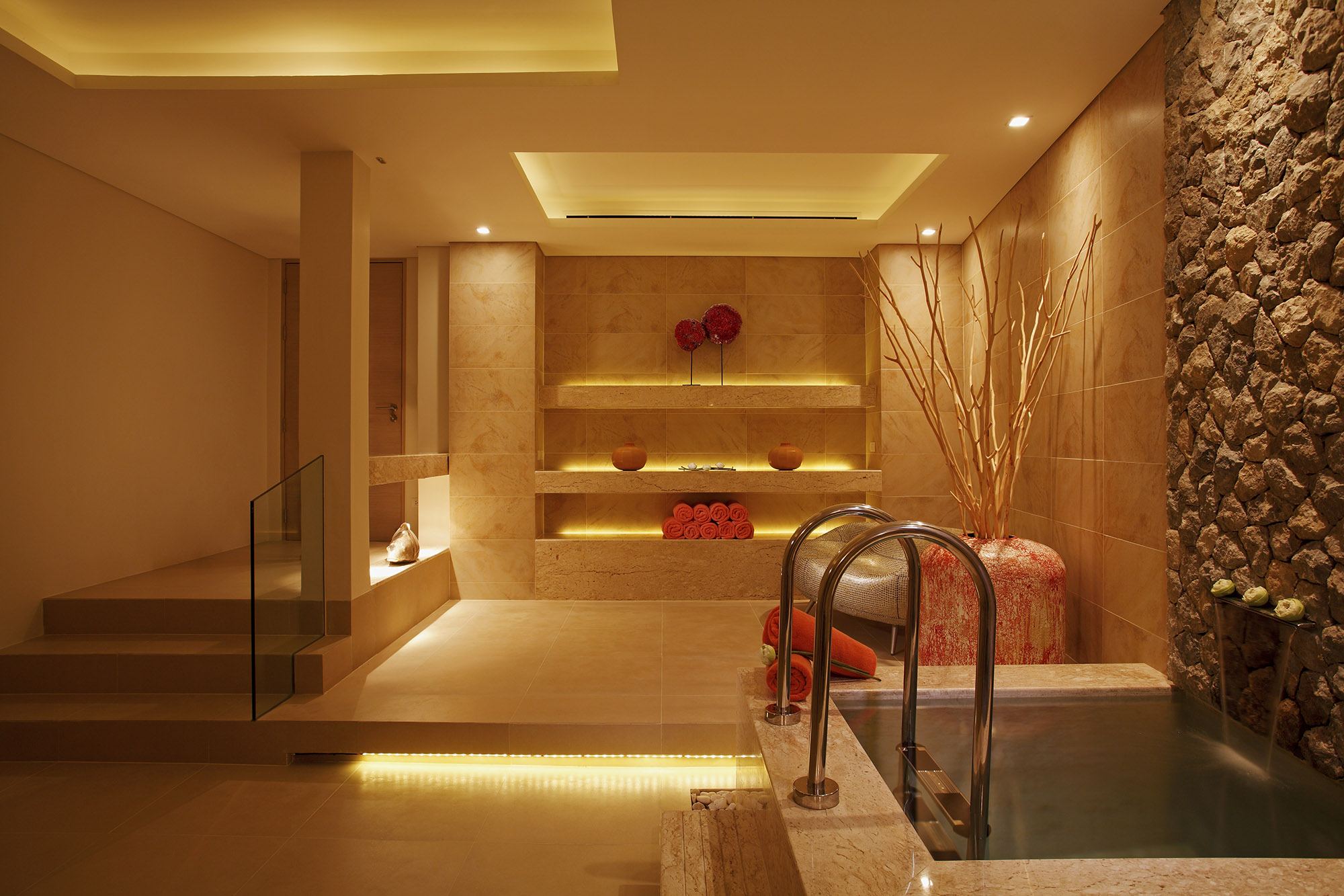 Cтильная вилла премиум класса с 4 спальнями и с видом на море в проекте Сава виллаc, на пляже Натай