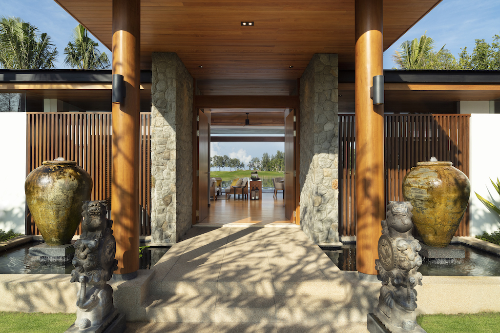 Великолепная вилла с 2 спальнями и с видом на озеро, на пляже Натай