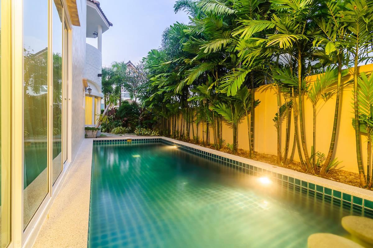 Сногсшибательная вилла с 3 спальнями и с видом на бассейн в проекте Мед Вилладж, на пляже Равай