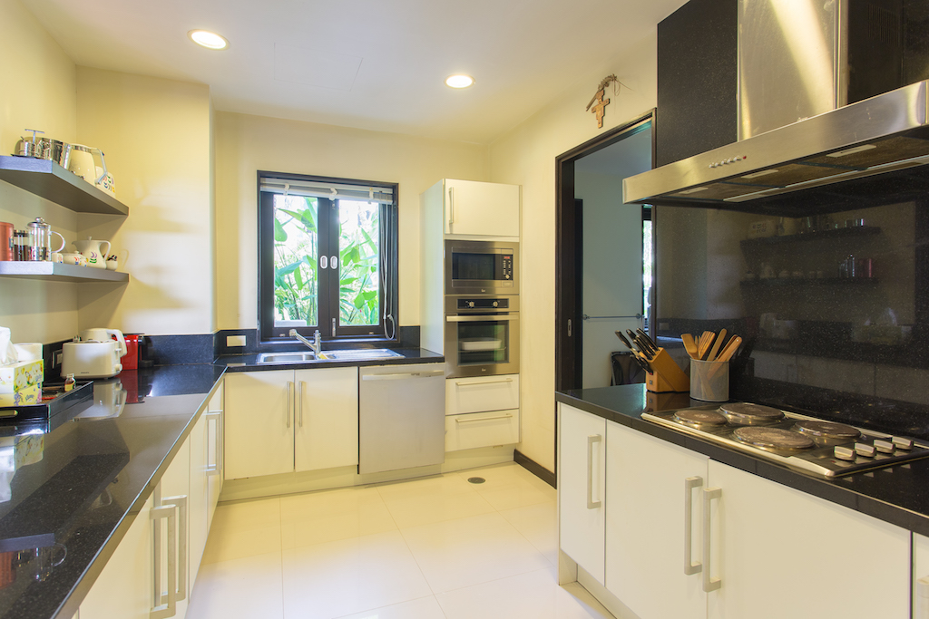 Модная вилла с 4 спальнями и с видом на бассейн, не далеко от моря в проекте Чом Таван, на пляже Бангтао/Лагуна (+ Видео обзор)